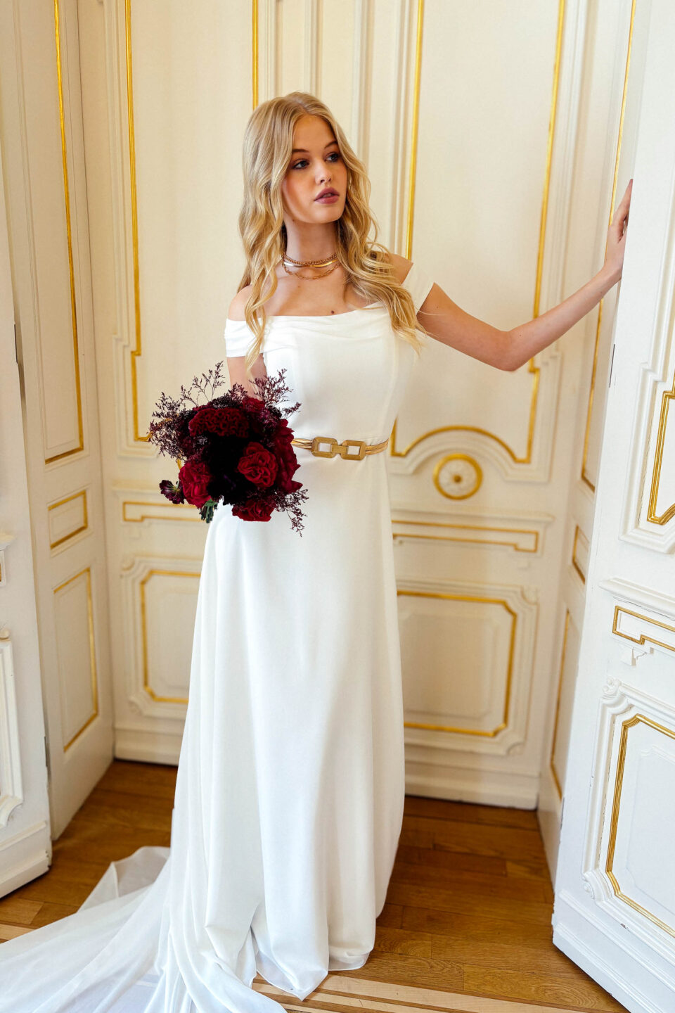 Brautkleid Carlow mit goldenem Gürtel und dunkelrotem Brautstrauß