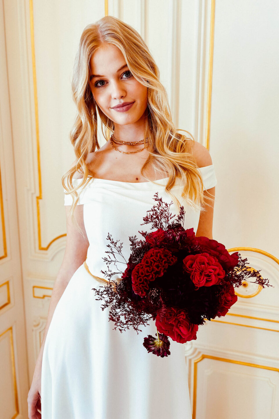 Carmenausschnitt mit Kurzarm am Brautkleid Carlow, Nahaufnahme mit roten Blumen