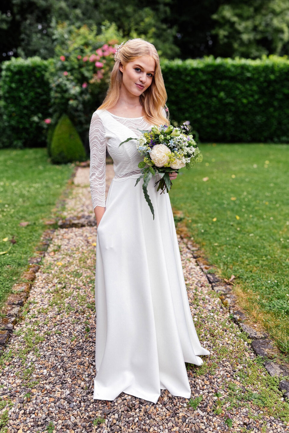 Langes Brautkleid Bobigny in A-Linie auf dem Gartenweg