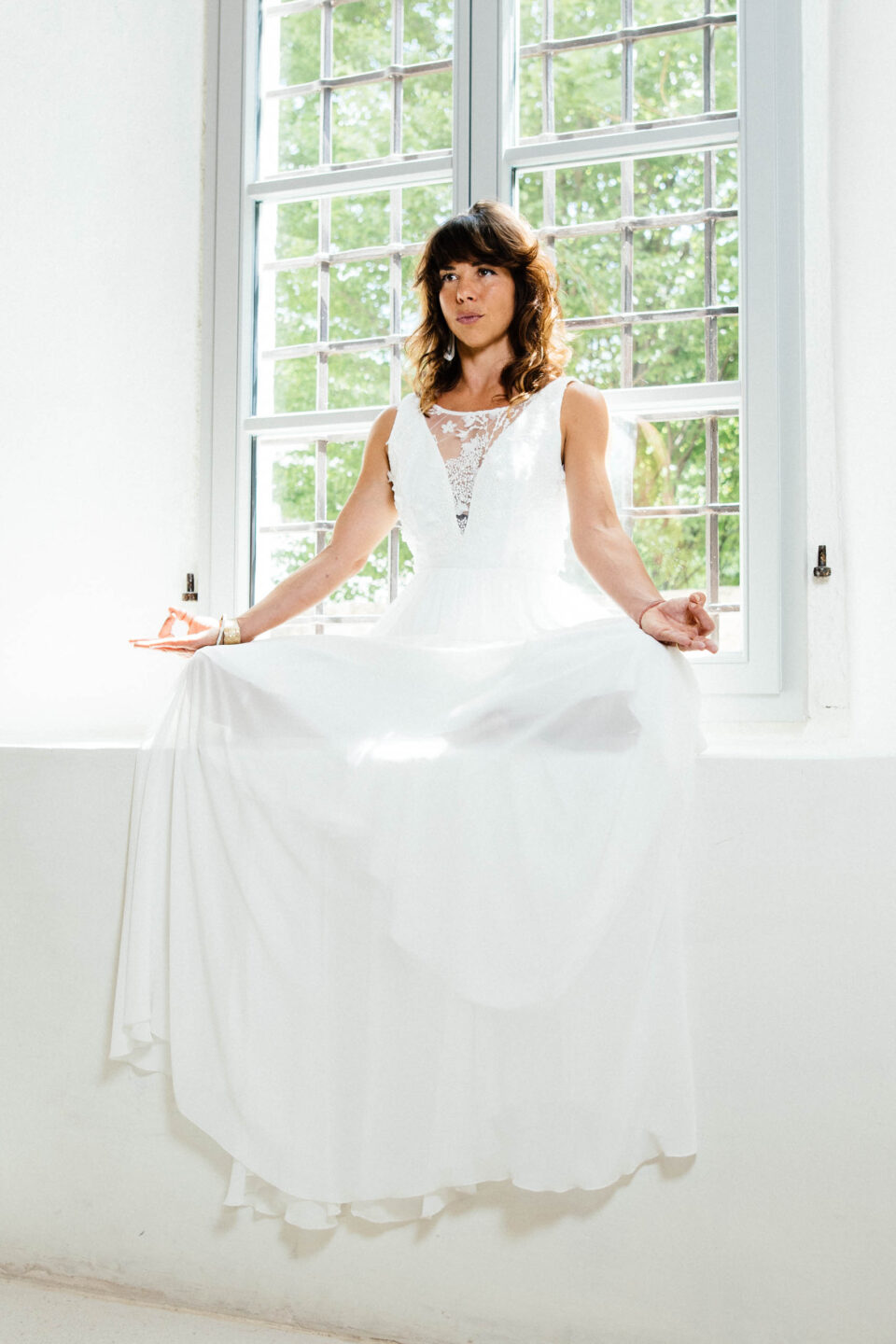 Brautkleid mit 3D-Spitze und Chiffonrock Bibbona, Braut im Schneidersitz