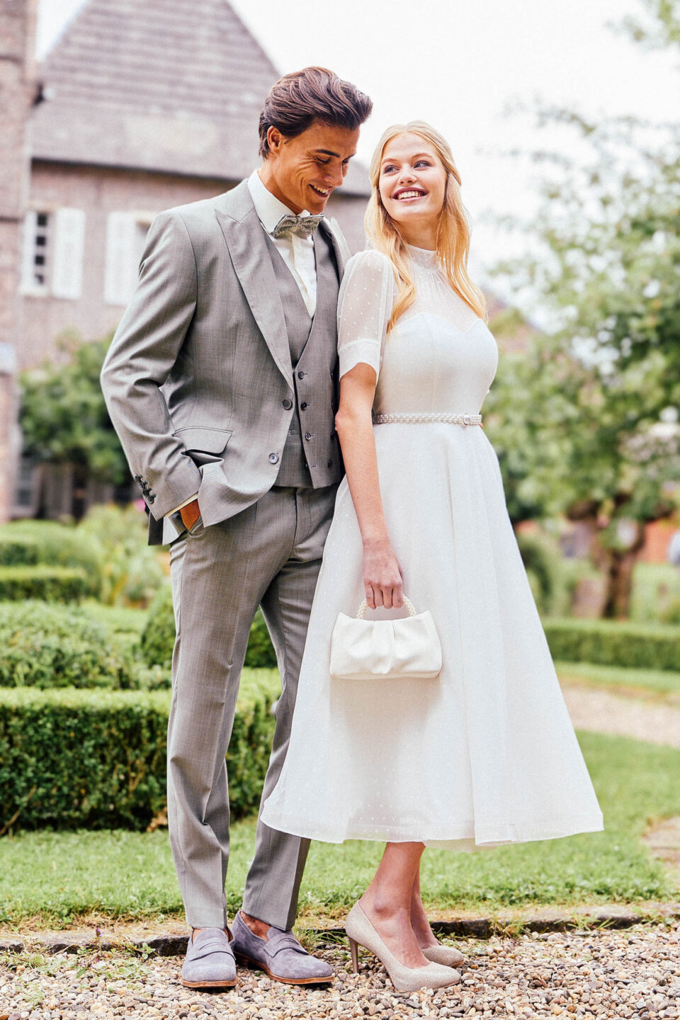 Brautpaar im Schlossgarten, Braut im Brautkleid Barletta, Bräutigam im grauen Anzug