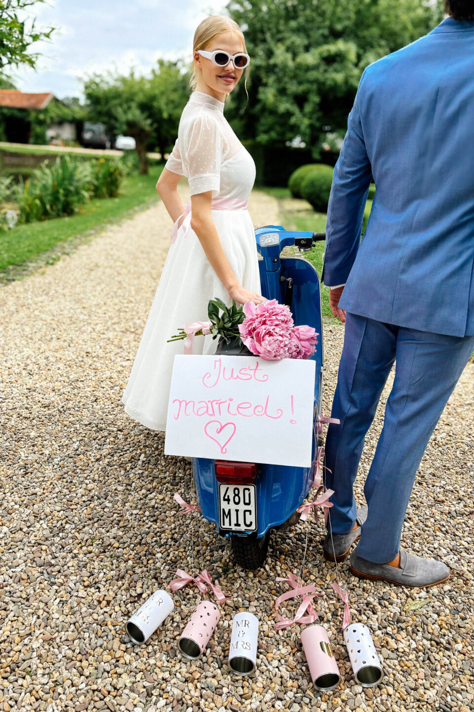 Brautkleid Barletta mit knöchellangem Tüllrock an der Vespa mit Just-married-Schild