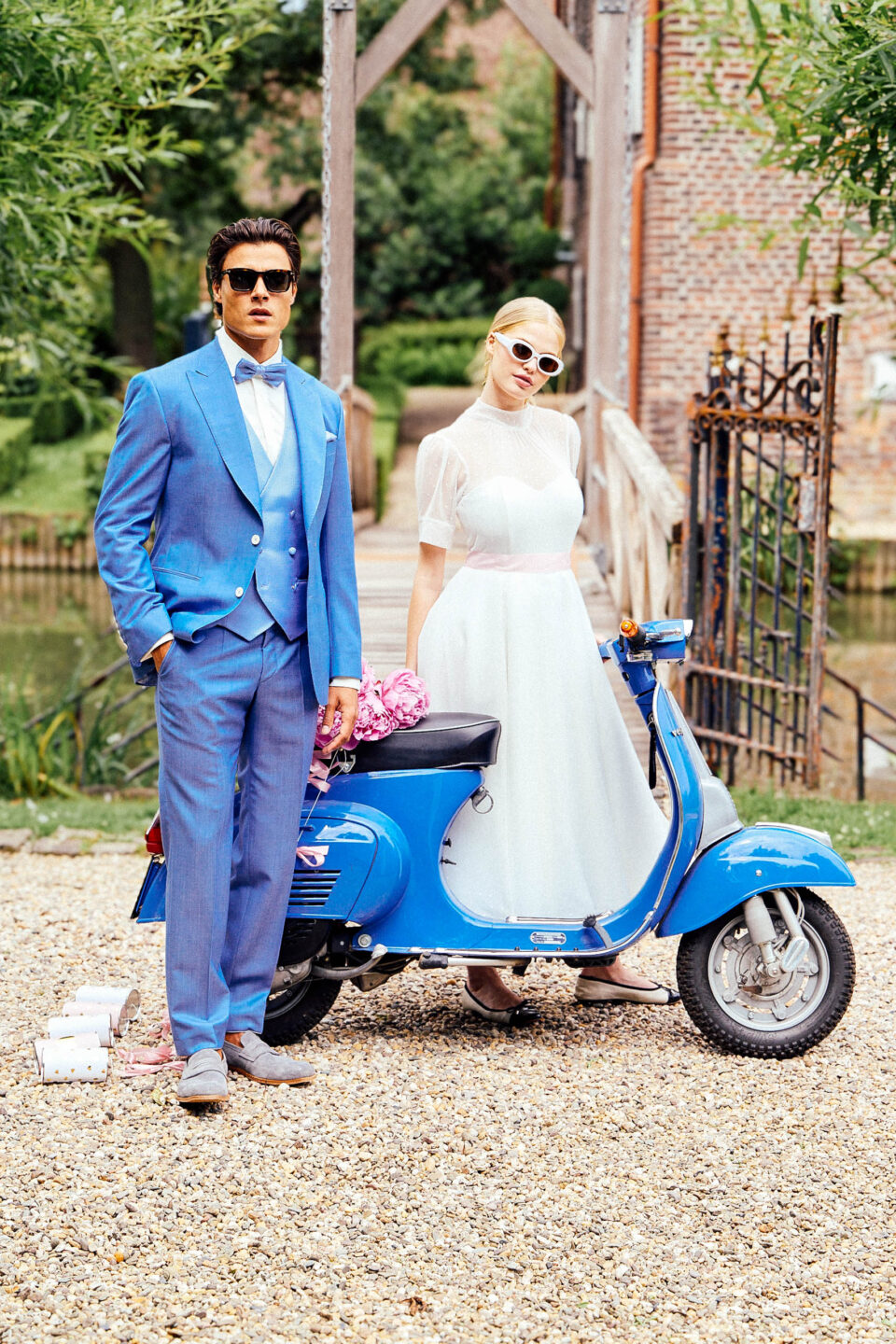 Brautpaar mit blauer Vespa, Braut im Tupfen-Brautkleid Barletta, Bräutigam im blauen Anzug