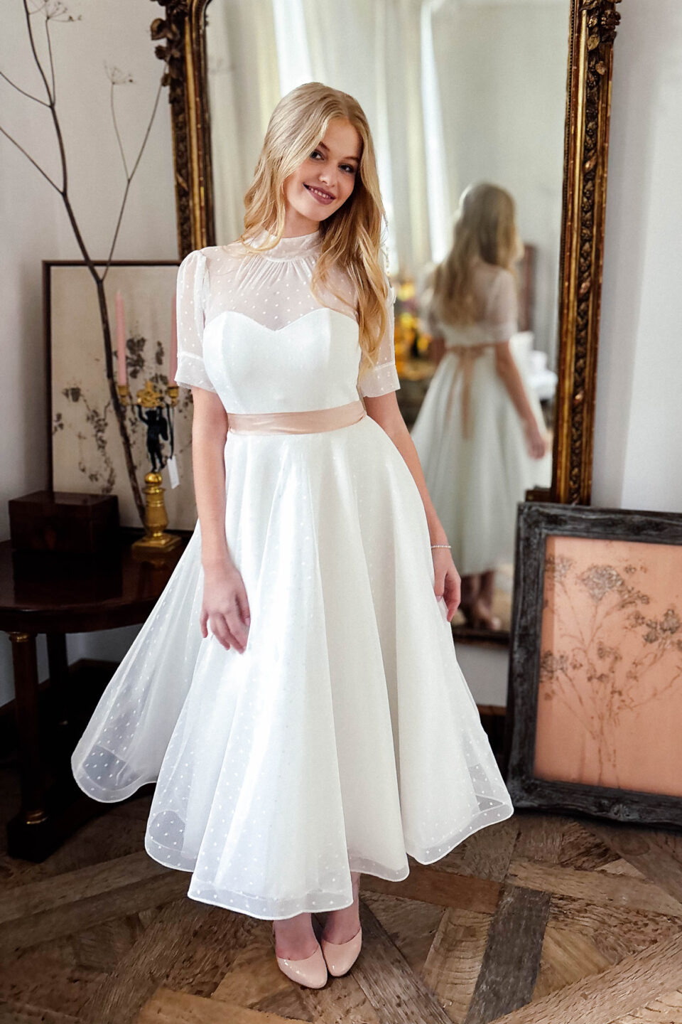Tea-Length-Brautkleid Barletta mit transparentem Tupfen-Oberteil, Stehkragen und rosé Taillenband, Vorderansicht