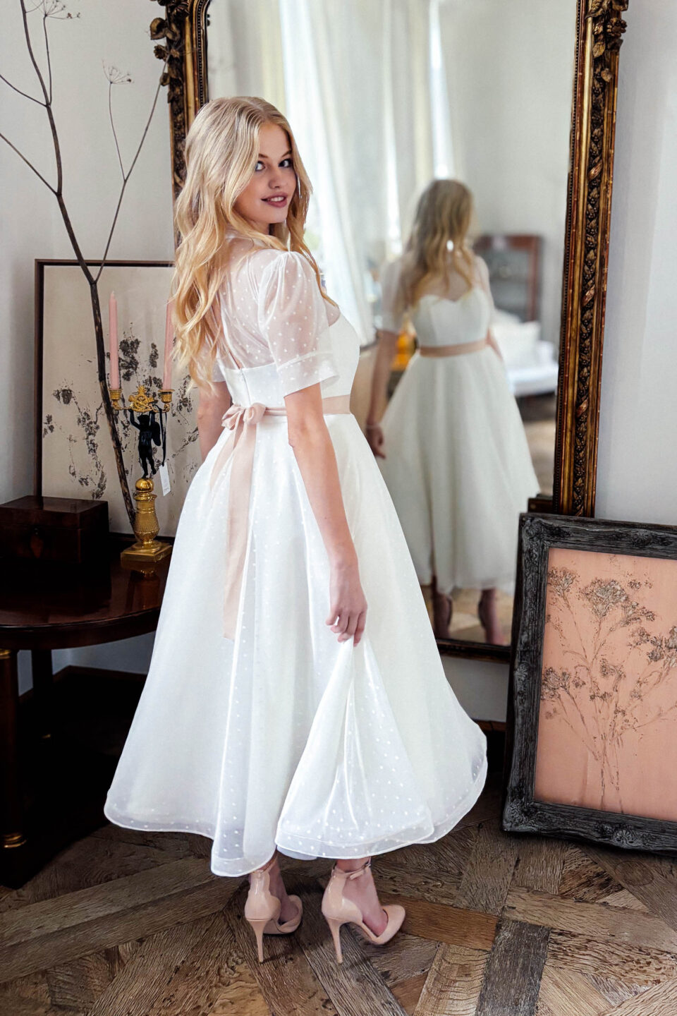Brautkleid Barletta mit rosé Schleife im Rücken und weitem Tüllrock