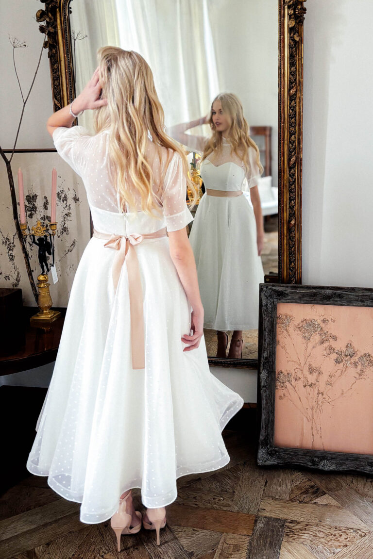 Rückenansicht Brautkleid Barletta mit Satinschleife und Tupfen-Tüll