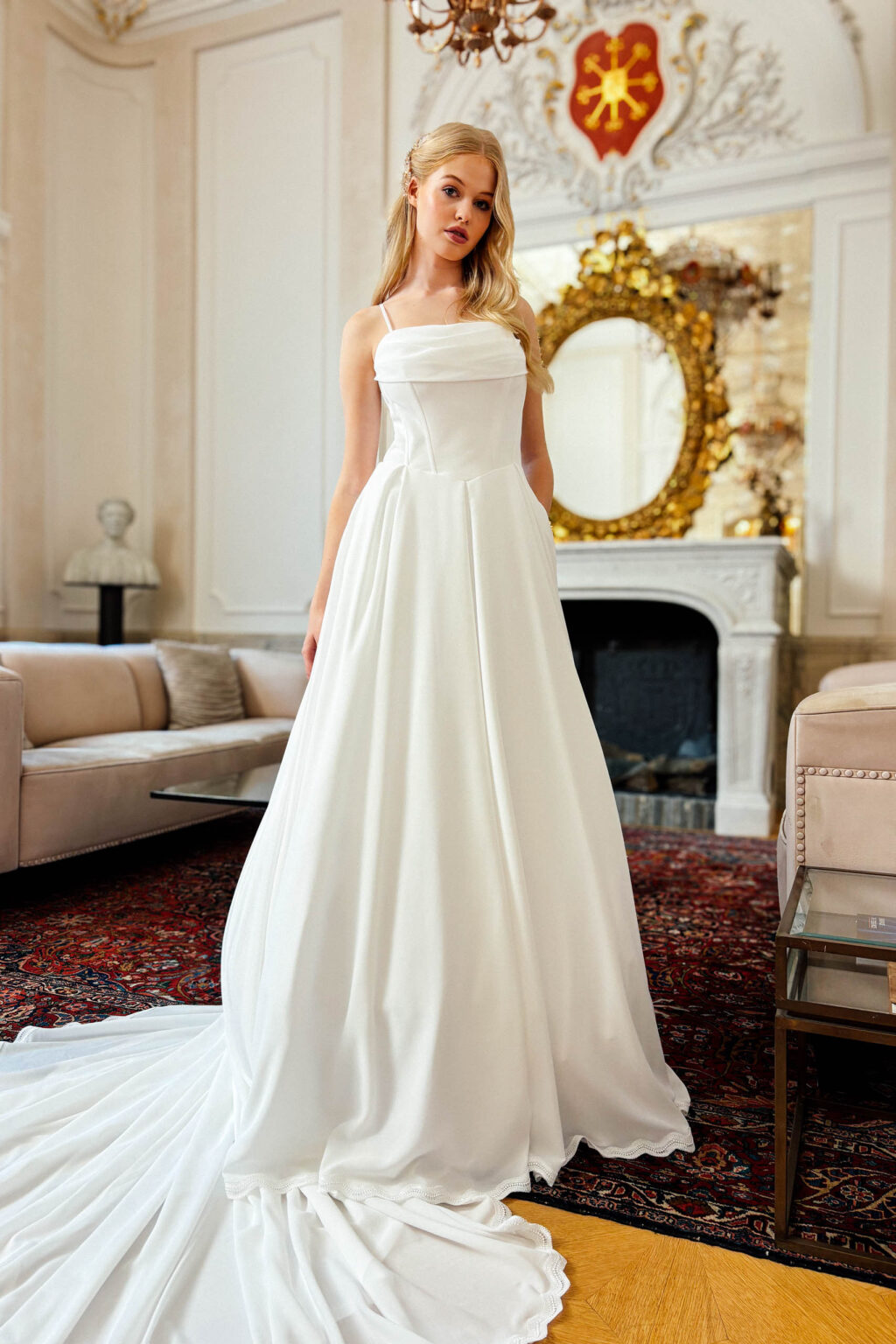 Chiffon-Brautkleid KUESSdieBARNSLEY mit Corsage, Spaghettiträgern und langer Schleppe im Salon