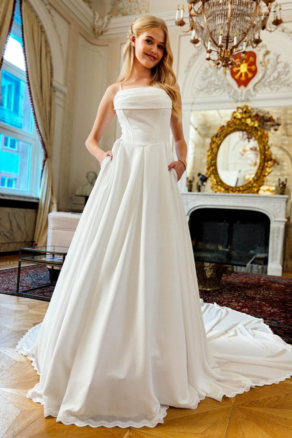 Brautkleid KUESSdieBARNSLEY mit Corsage, weitem Faltenrock und Taschen im Salon