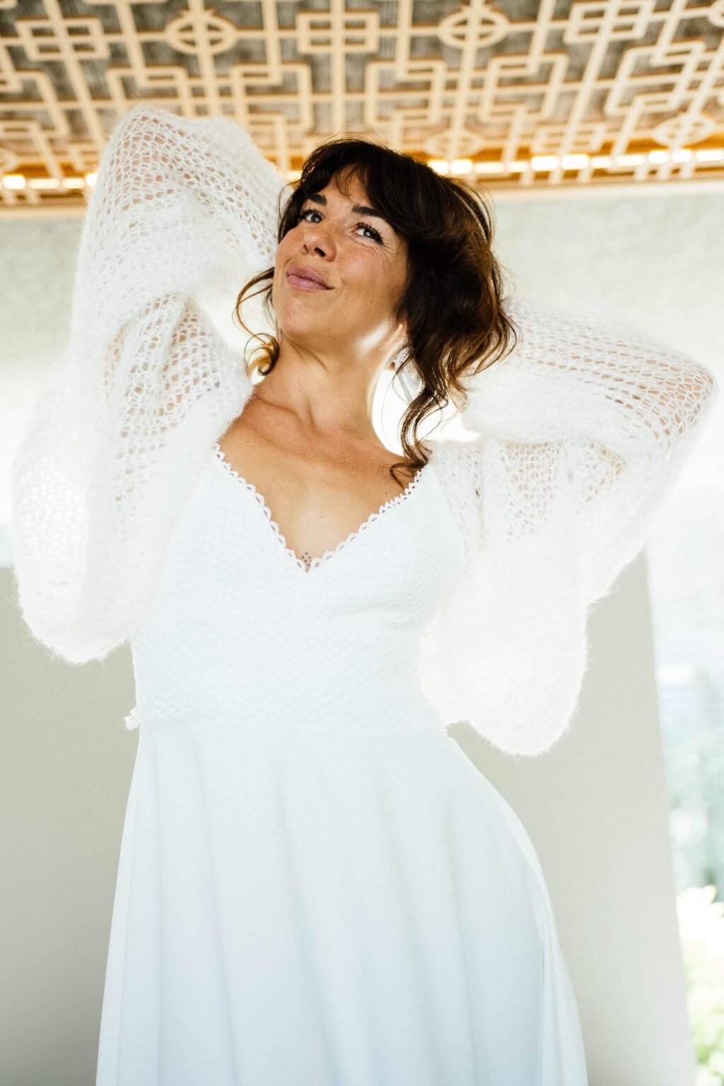 Brautkleid KUESSdieAGIRA mit V-Ausschnitt und kurzer Mohair-Jacke