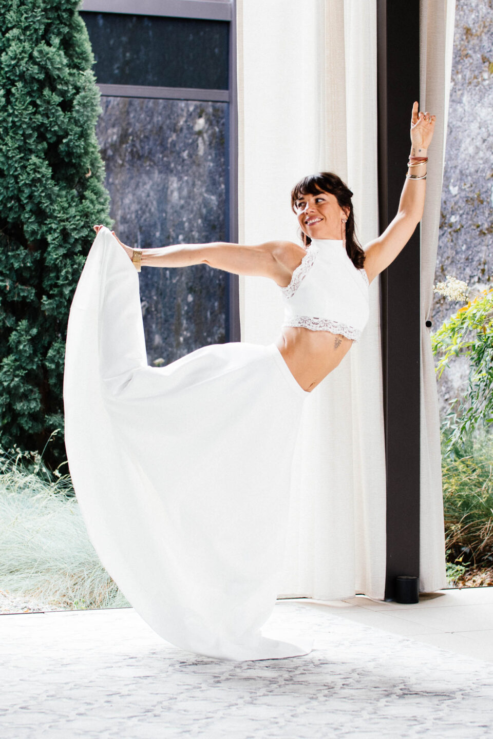 Brautrock mit Taschen S-1075 in A-Linie, Braut in Yoga-Pose mit Stehkragentop T-1204