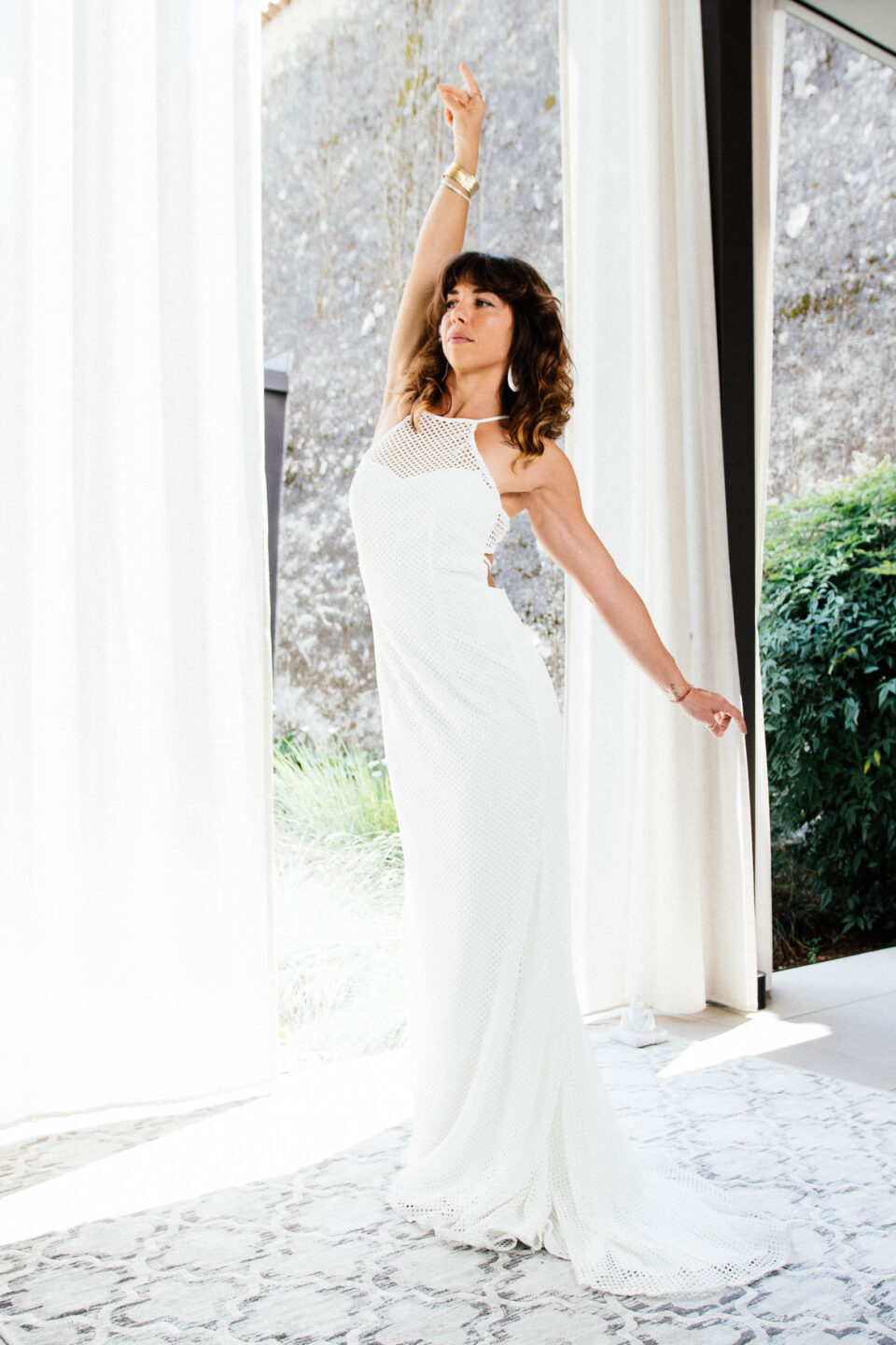 Fit & Flare Brautkleid KUESSdieACCRA aus Mermaid Lace mit amerikanischem Ausschnitt und Schleppe, Braut mit erhobenem Arm