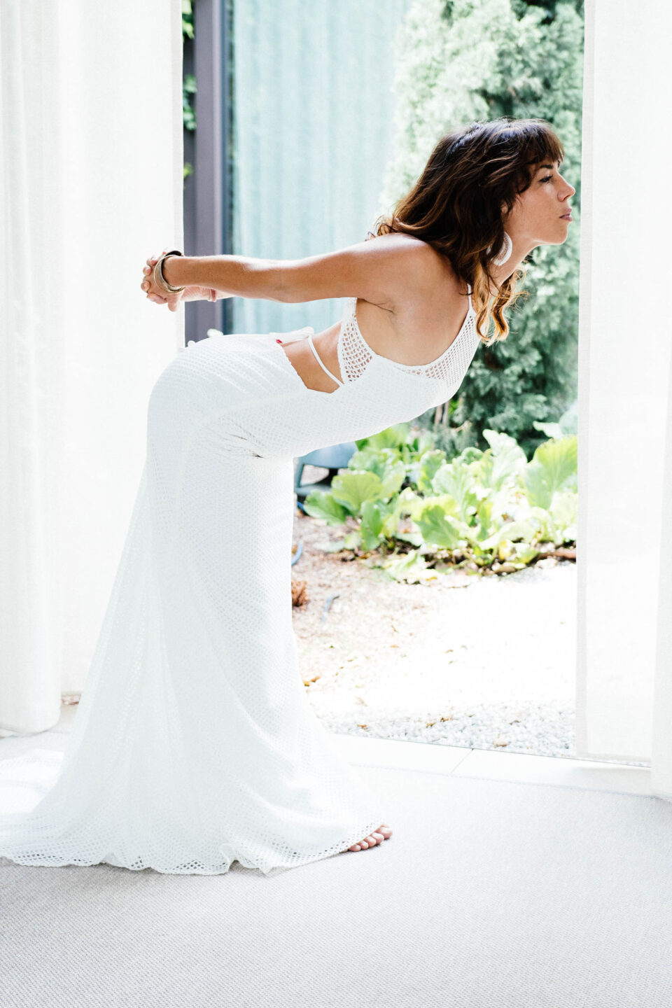 Seitlicher Rückenausschnitt und figurbetonte Silhouette von Brautkleid Accra