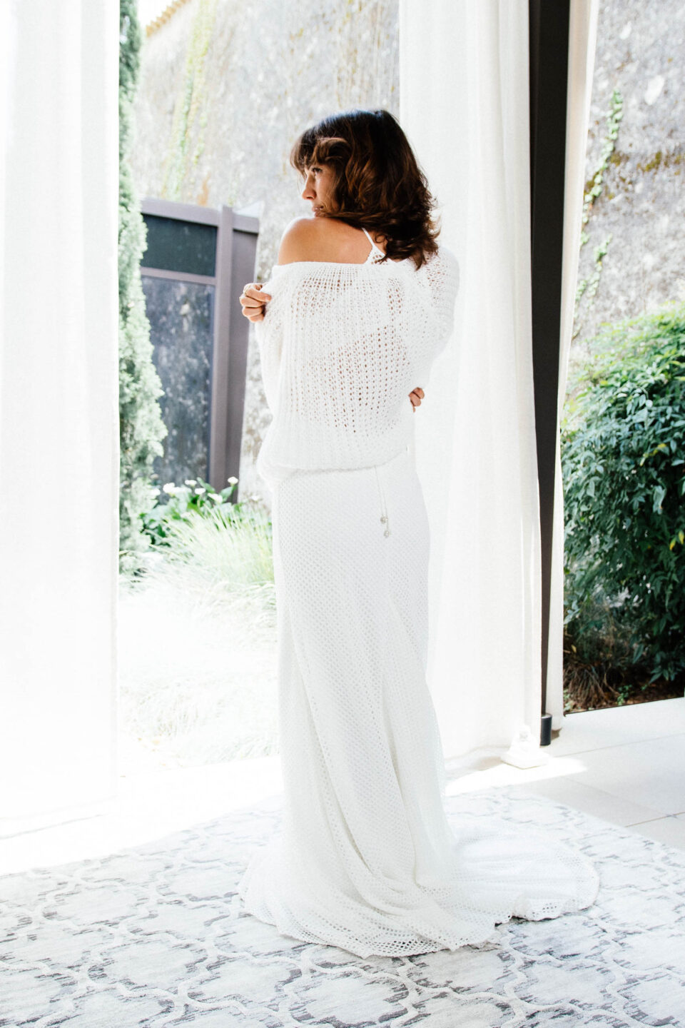 Brautkleid Accra mit Grobstrick-Jacke J-1189 über den Schultern