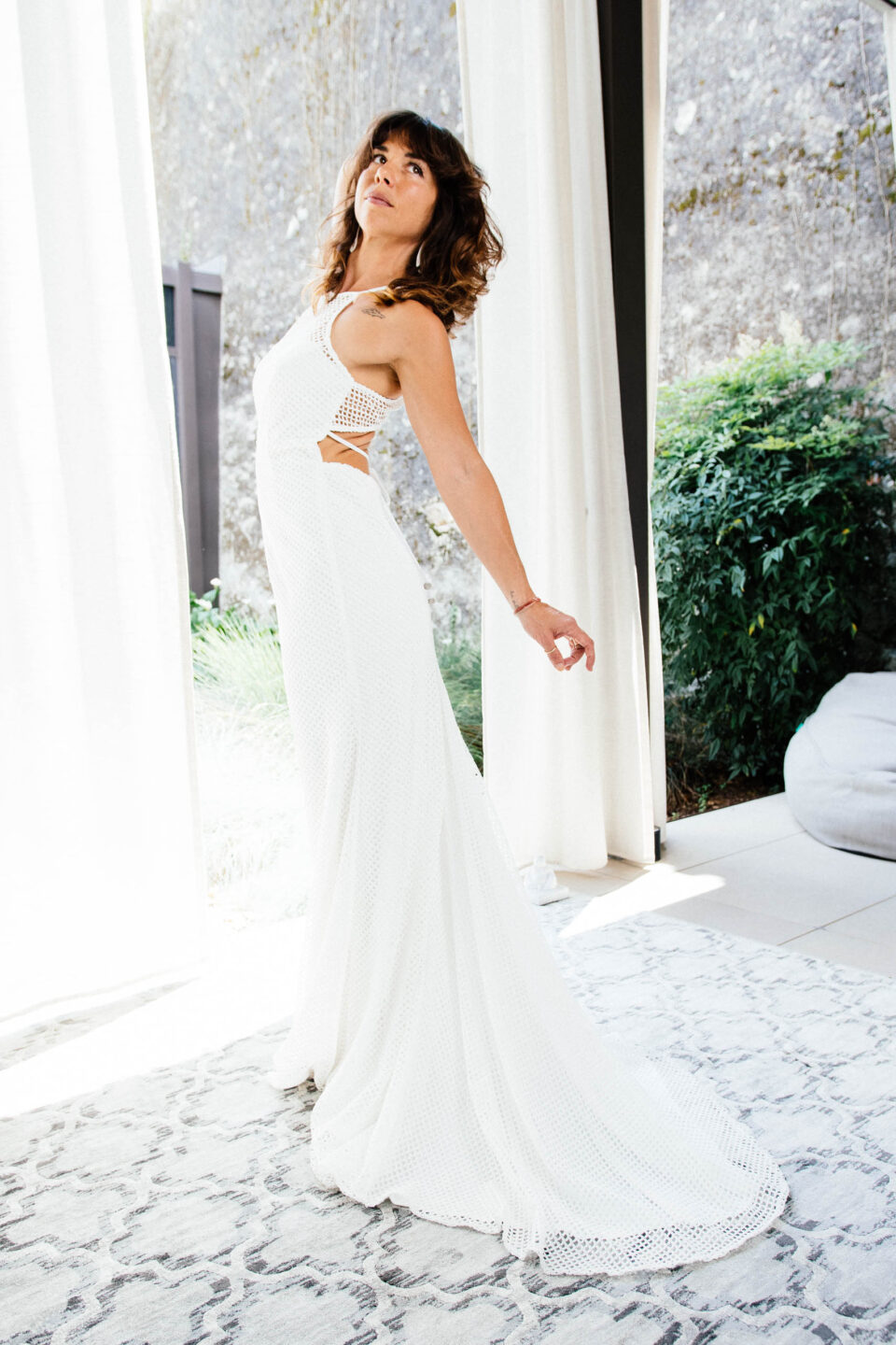 Fit & Flare Brautkleid Accra mit Schleppe, Braut mit Arm hinter dem Kopf
