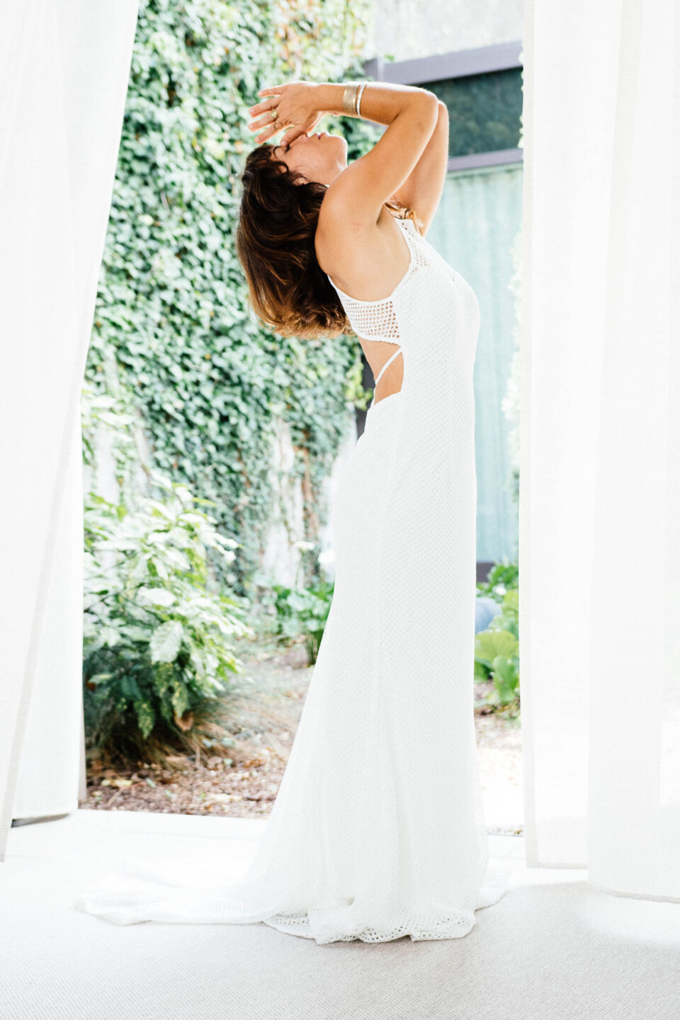 Fit and Flare Brautkleid Accra in der Seitenansicht mit Schleppe