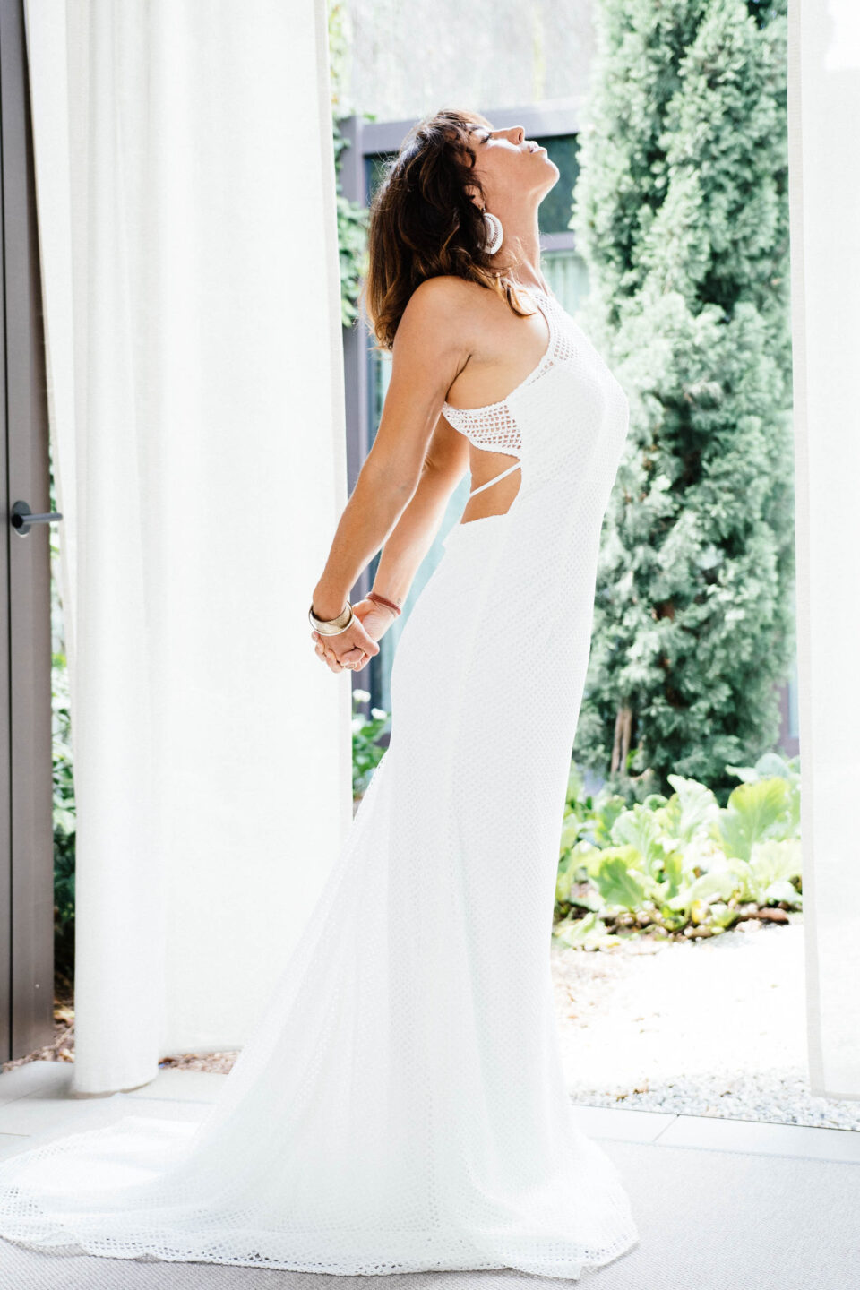 Brautkleid mit Rückenausschnitt Accra, Braut in Rückbeuge